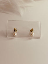 Load image into Gallery viewer, Heart Stud Earrings
